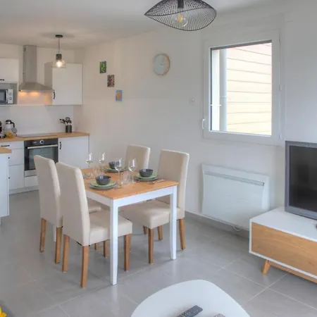 Levant T2 Avec Terrasse Et Vuemont-Blanc * فيرني-فولتير، أين